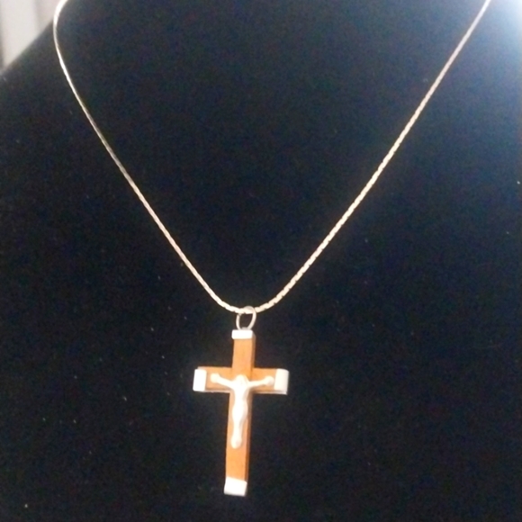 Wood crucifix w chain - Picture 2 of 7
